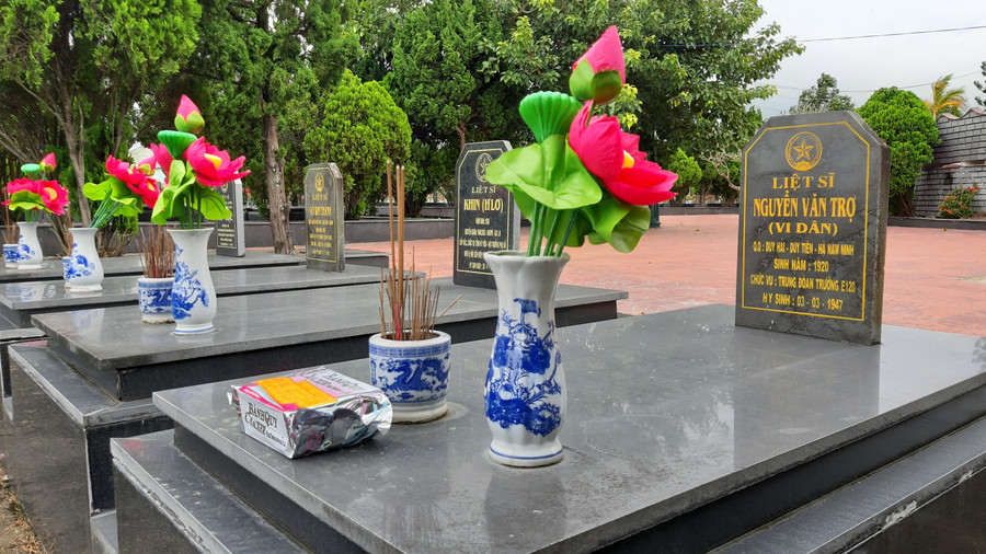 Mộ của Trung đoàn trưởng Vi Dân trong nghĩa trang. Ảnh: Nguyễn Quang Tuệ