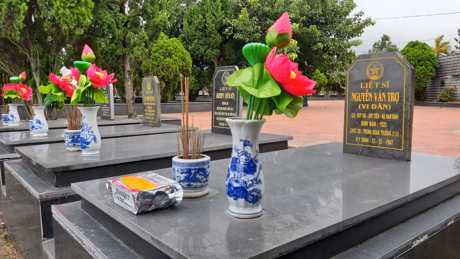Mộ của Trung đoàn trưởng Vi Dân trong nghĩa trang. Ảnh: Nguyễn Quang Tuệ