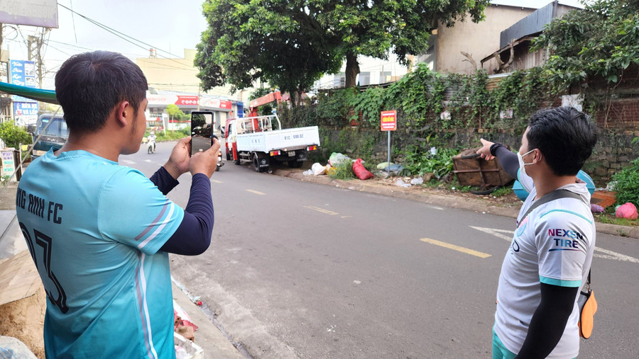 Anh Trung phản ảnh tình trạng người dân bỏ rác không đúng nơi quy định qua App Pleiku trực tuyến. Ảnh: Quang Tấn