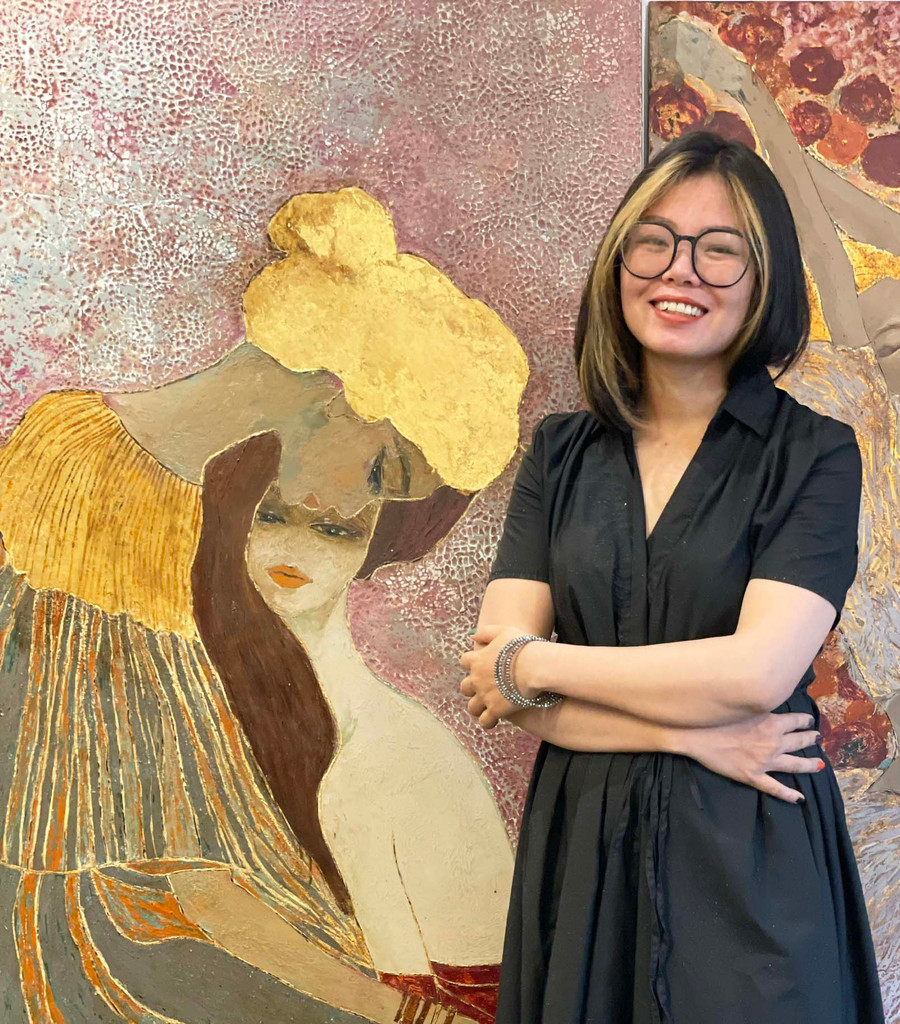 Nữ họa sĩ Kim Uyên bên một tác phẩm tranh sơn mài. Ảnh: Phương Duyên