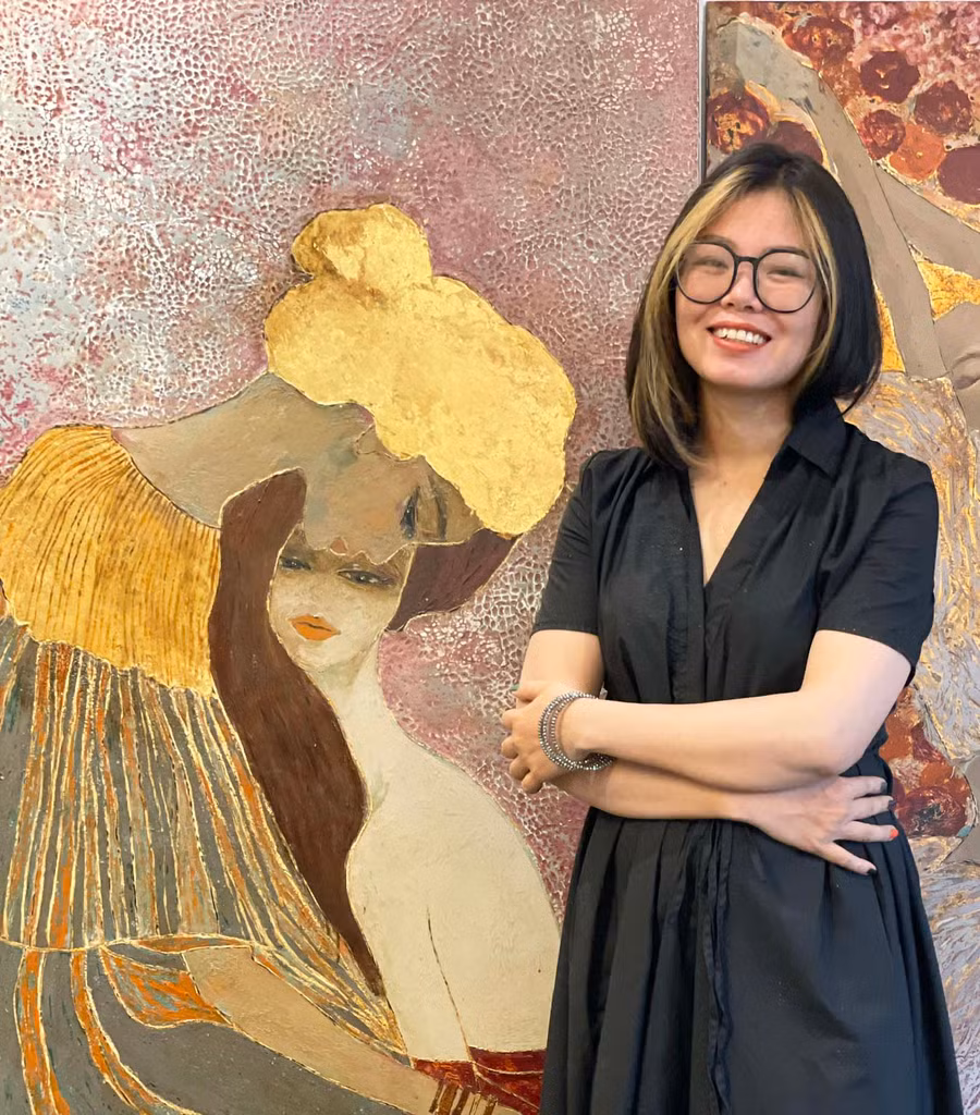 Nữ họa sĩ Kim Uyên bên một tác phẩm tranh sơn mài. Ảnh: Phương Duyên