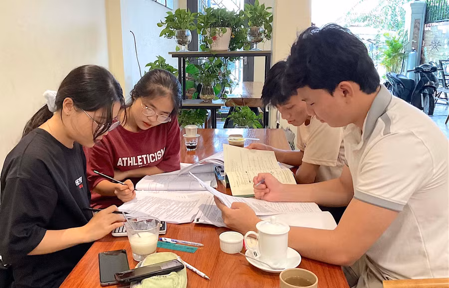 Chia nhóm để học là một trong những phương pháp hiệu quả giúp lớp 12A7 có được thành tích tốt ở môn Hóa học. Ảnh: Mộc Trà