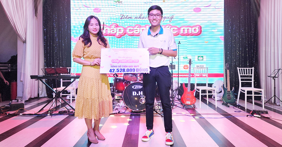 Chị Phạm Hồng Điệp-đại diện Mạnh Thường Quân trao bảng tượng trưng số tiền gây quỹ được từ đêm nhạc “Chắp cánh ước mơ” cho anh Lê Văn Phúc-Chủ nhiệm nhóm từ thiện Fly To Sky. Ảnh: Minh Nhật Chị Phạm Hồng Điệp-đại diện Mạnh Thường Quân trao bảng tượng trưng số tiền gây quỹ được từ đêm nhạc “Chắp cánh ước mơ” cho anh Lê Văn Phúc-Chủ nhiệm nhóm Fly To Sky. Ảnh: Minh Nhật