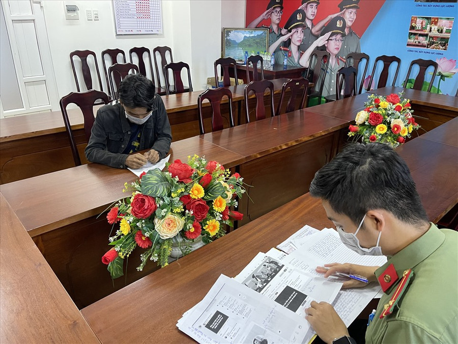  Công an làm việc với đối tượng Huy. Ảnh PHÚC ĐẠT/LĐO