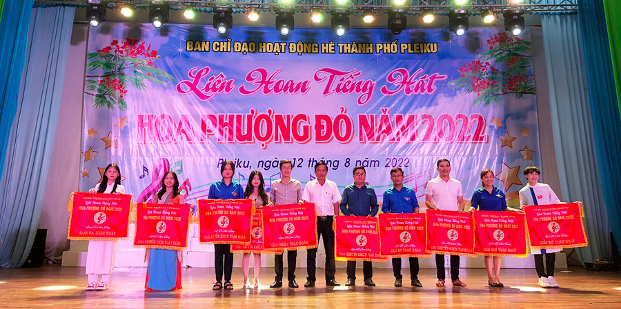 Ban tổ chức trao giải toàn đoàn cho các đội thi đạt giải. Ảnh: Phan Lài Ban tổ chức trao giải toàn đoàn cho các đội thi đạt giải. Ảnh Phan Lài