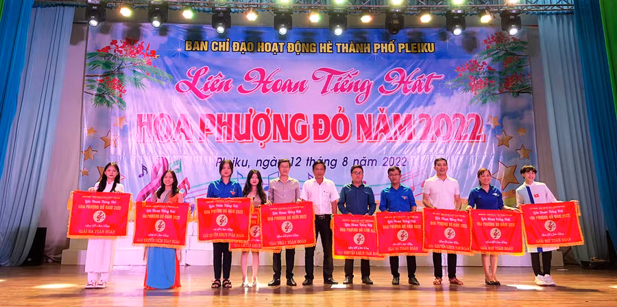 Ban tổ chức trao giải toàn đoàn cho các đội thi đạt giải. Ảnh Phan Lài