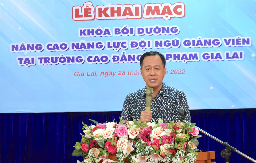 Giáo sư, Tiến sĩ Huỳnh Văn Sơn-Hiệu trưởng Trường Đại học Sư phạm TP. Hồ Chí Minh phát biểu tại lễ khai mạc. Ảnh: Mộc Trà