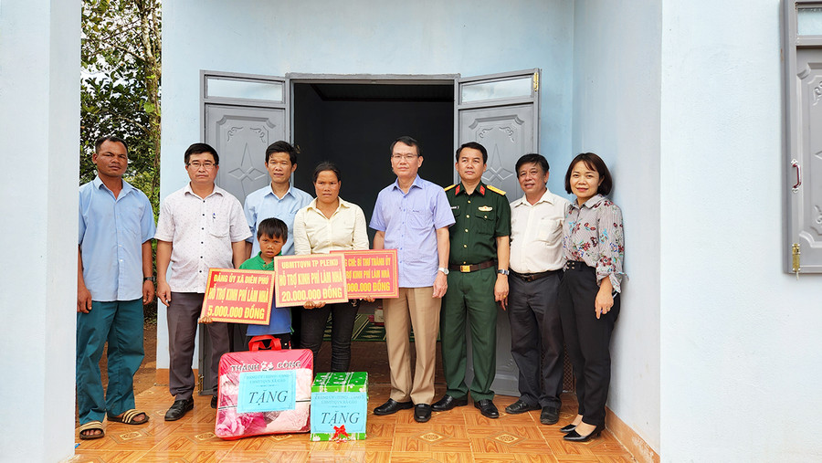 Bí thư Thành ủy Pleiku Trịnh Duy Thuân (thứ 4 từ phải sang) cùng đại diện Ủy ban MTTQ Việt Nam TP. Pleiku và các đơn vị kết nghĩa trao tặng nhà ở cho bà Siu Tên (làng B, xã Gào). Ảnh: Bá Bính Bí thư Thành ủy cùng Ủy ban MTTQVN TP. Pleiku và các đơn vị kết nghĩa hỗ trợ tiền xây nhà cho bà Siu Tên (làng B, xã Gào).