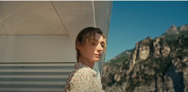 Cảnh quay nhân vật tại Vịnh Hạ Long trong Tenet. Ảnh: Warner Bros.