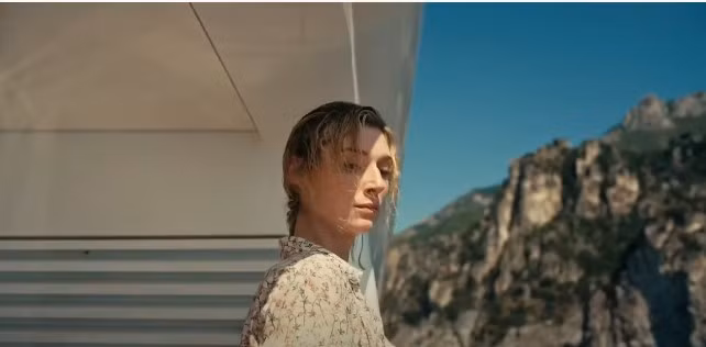 Cảnh quay nhân vật tại Vịnh Hạ Long trong Tenet. Ảnh: Warner Bros.