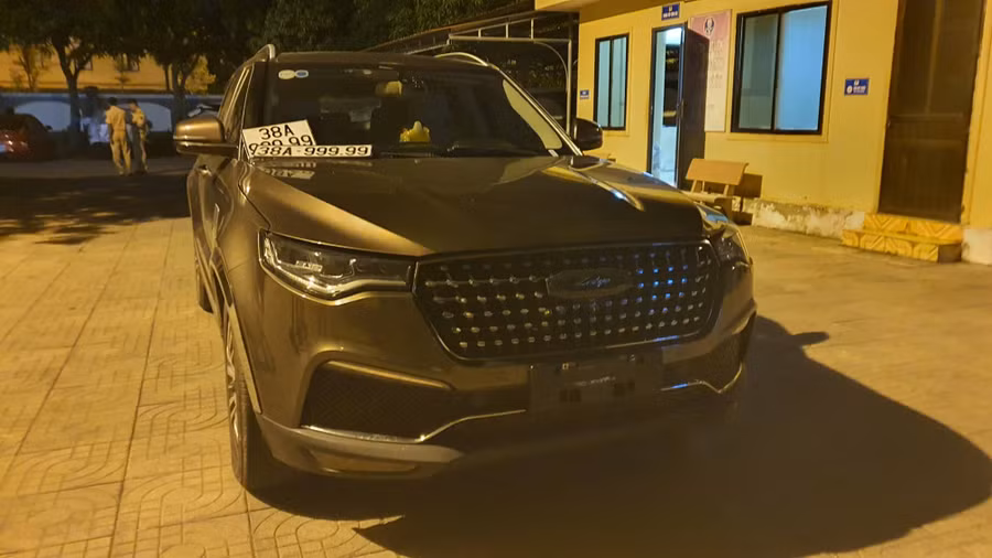 Chiếc xe ô tô lắp biển số ngũ quý 9 giả. Ảnh nguồn TNO