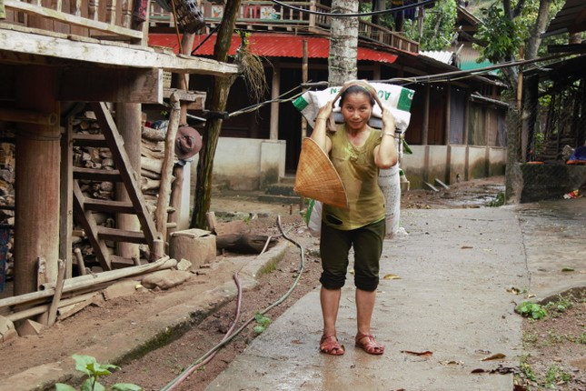 Người dân bản Xằng Trên lên rẫy trồng trọt, xuống sông đánh cá
