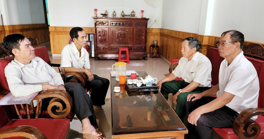  Đoàn đã đến thăm hỏi tình hình sức khỏe, đời sống và tặng quà cho các gia đình. Ảnh: Hồng Thương