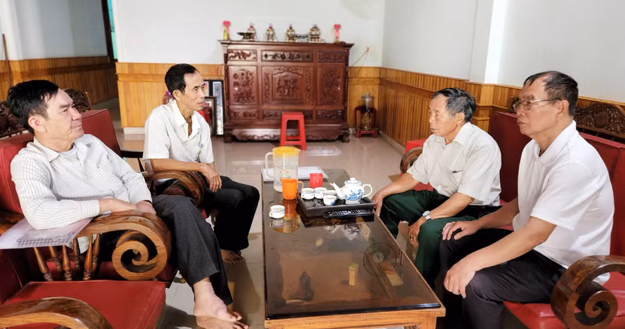  Đoàn đã đến thăm hỏi tình hình sức khỏe, đời sống và tặng quà cho các gia đình. Ảnh: Hồng Thương