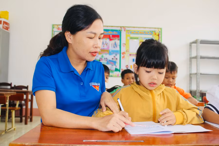 Cô Nguyễn Thị Thúy Hồng-giáo viên Trường Tiểu học Lương Thạnh hướng dẫn học sinh học môn Tiếng Anh. Ảnh: Phan Lài