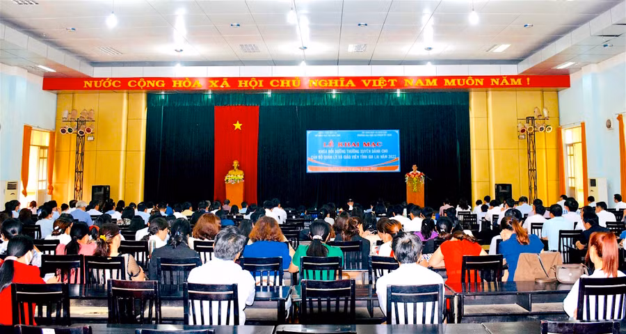 Quang cảnh khai mạc khóa bồi dưỡng. Ảnh: Mộc Trà.