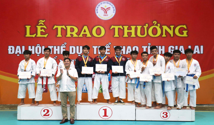 Ban tổ chức trao huy chương cho nội dung quyền đồng đội nữ. Ảnh: Văn Ngọc