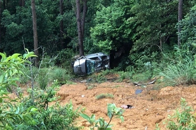 Chiếc xe ô tô bị lao xuống vực sâu. Ảnh: Công an huyện Kon Plông