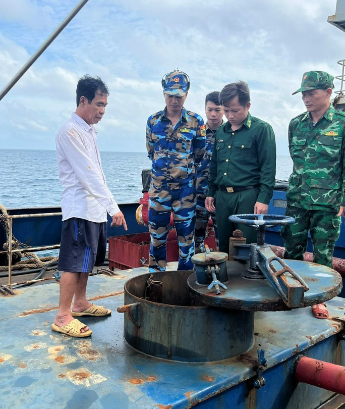 Tổ công tác của Hải đội 2 (Bộ đội Biên phòng TP HCM) kiểm tra phương tiện