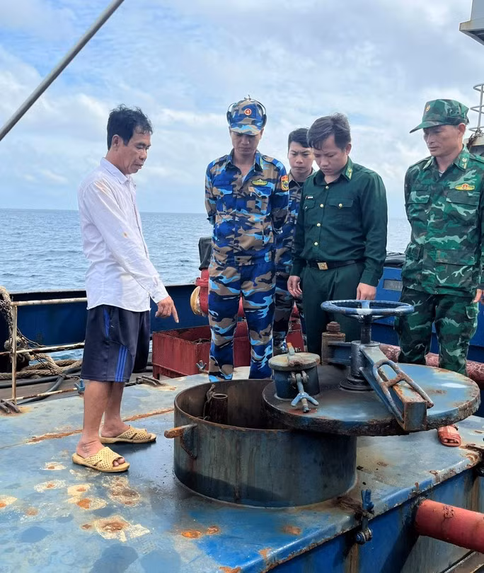 Tổ công tác của Hải đội 2 (Bộ đội Biên phòng TP HCM) kiểm tra phương tiện