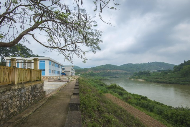 Cửa khẩu Bình Nghi, nơi con sông Kỳ Cùng rời đất Việt. Ảnh: Minh Dân