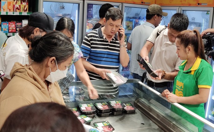 Người tiêu dùng chọn mua thịt heo tươi Bapi HAGL. (Ảnh: Ngọc Ánh, nguồn NLĐO) Người tiêu dùng chọn mua thịt heo tươi Bapi. (Ảnh: Ngọc Ánh, nguồn NLĐO)