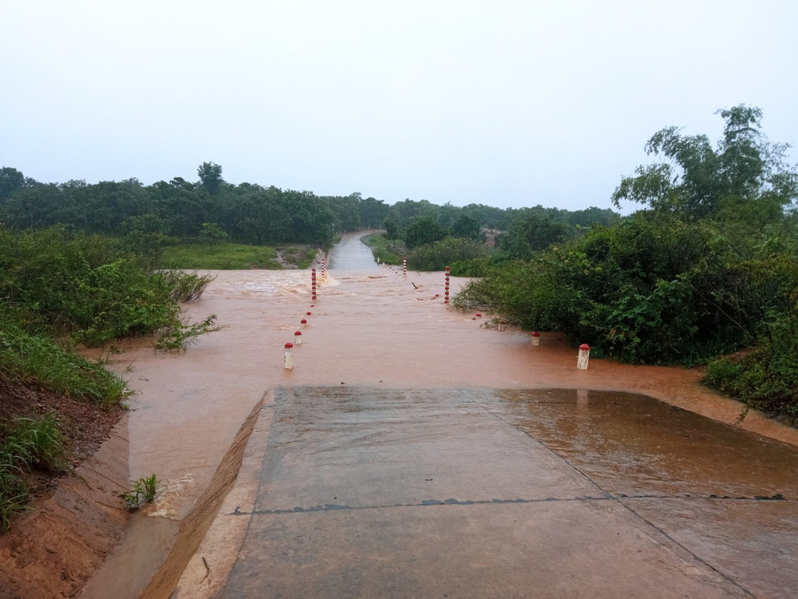 Nước lớn đổ qua ngầm tràn xã Ia Púch. Ảnh: C.T.V