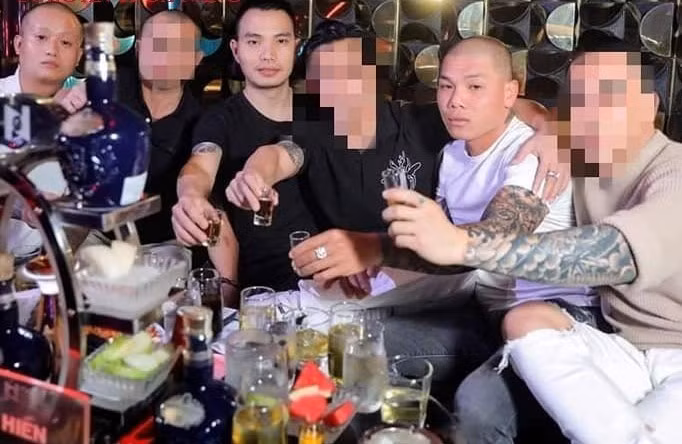 Trong 3 bị can giang hồ còn Trung (giữa) vẫn trốn truy nã. Ảnh: Văn Tiến