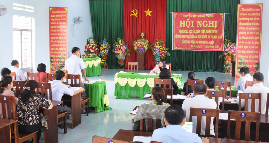 Đoàn giám sát làm việc tại xã Đê Ar (huyện Mang Yang). Ảnh: Trần Dung  Đoàn giám sát làm việc tại xã Đê Ar (huyện Mang Yang). Ảnh: Trần Dung