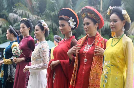 Diễn viên Kim Tuyến (ở giữa) và các người mẫu trình diễn các thiết kế