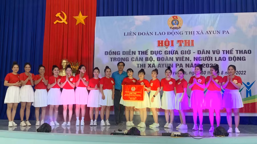 Ban tổ chức trao giải nhất hội thi cho Cụm thi đua số 6. Ảnh: Vũ Chi