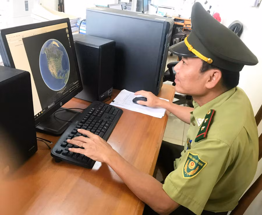 Cán bộ Chi cục Kiểm lâm tỉnh theo dõi hình ảnh cảnh báo cháy rừng sớm truyền về từ vệ tinh. Ảnh: Nguyễn Hồng