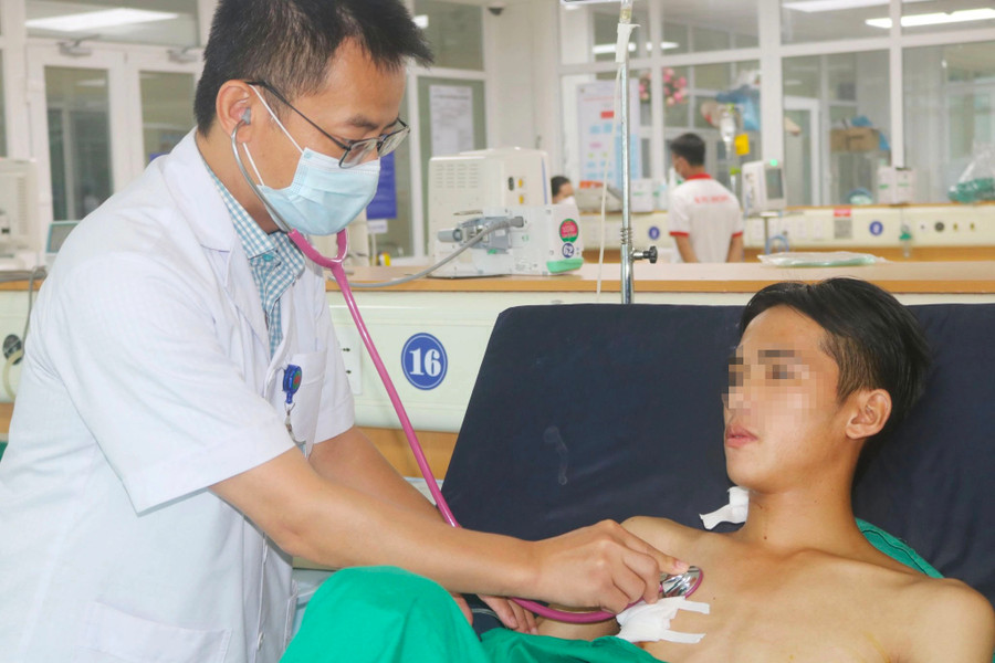 Bác sĩ thăm khám cho bệnh nhân T. sau phẫu thuật. Ảnh nguồn vietnamnet.vn