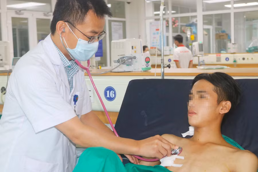 Bác sĩ thăm khám cho bệnh nhân T. sau phẫu thuật. Ảnh nguồn vietnamnet.vn