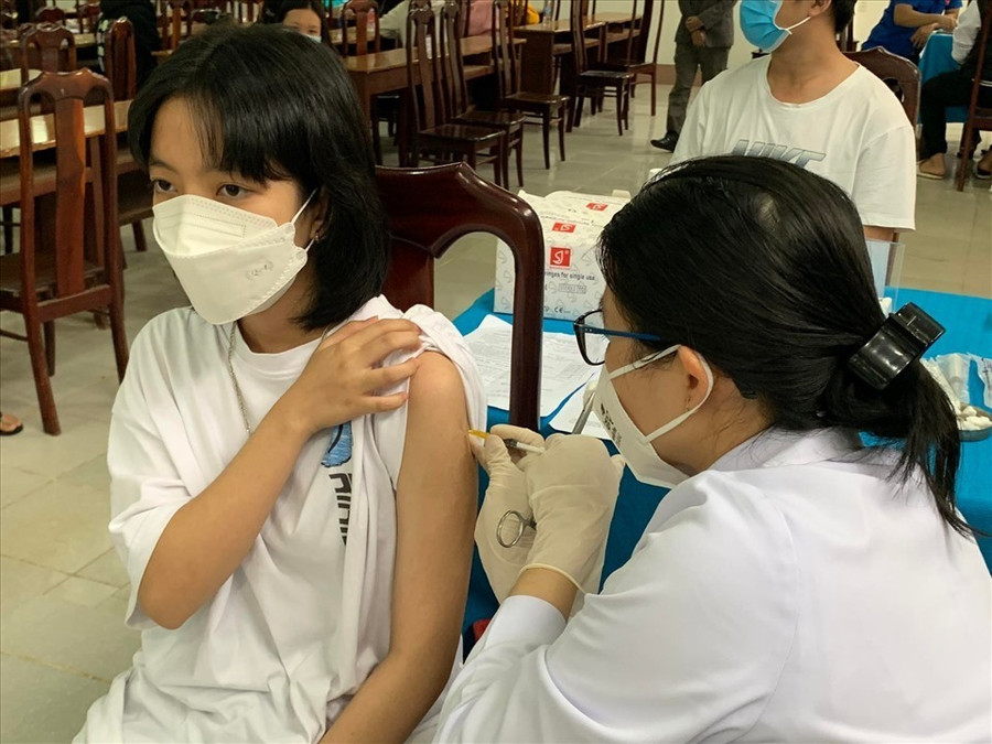 Lực lượng y tế TP.Buôn Ma Thuột tiêm vaccine phòng COVID-19 cho học sinh trên địa bàn. Ảnh minh họa: T.X