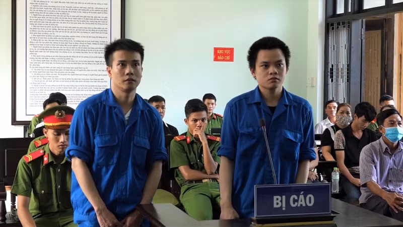 Hoàng Thanh Sang (phải) và Nguyễn Minh Vũ tại phiên tòa sơ thẩm.