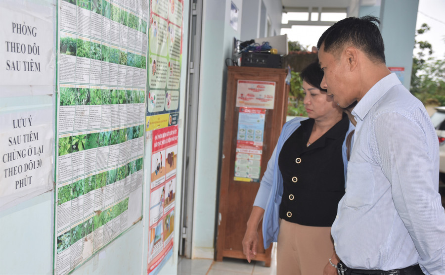 Đoàn giám sát khảo sát thực tế tại Trạm Y tế xã Ia Pếch. Ảnh: Trần Dung