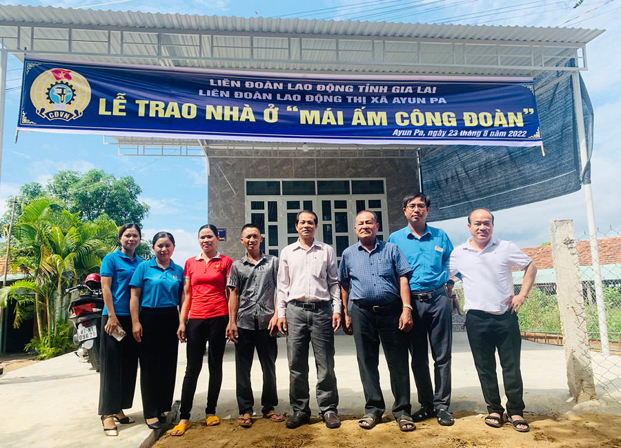 Liên đoàn Lao động thị xã Ayun Pa cùng Công đoàn Công ty cổ phần Thương mại Nam Gia Lai bàn giao nhà Mái ấm Công đoàn cho gia đình chị Bùi Thị Tuyển (thứ 3 từ trái qua). Ảnh: Vũ Chi Liên đoàn Lao động thị xã Ayun Pa cùng Công đoàn Công ty cổ phần Thương mại Nam Gia Lai bàn giao nhà Mái ấm Công đoàn cho gia đình chị Bùi Thị Tuyển (thứ 3 từ trái qua). Ảnh: Vũ Chi