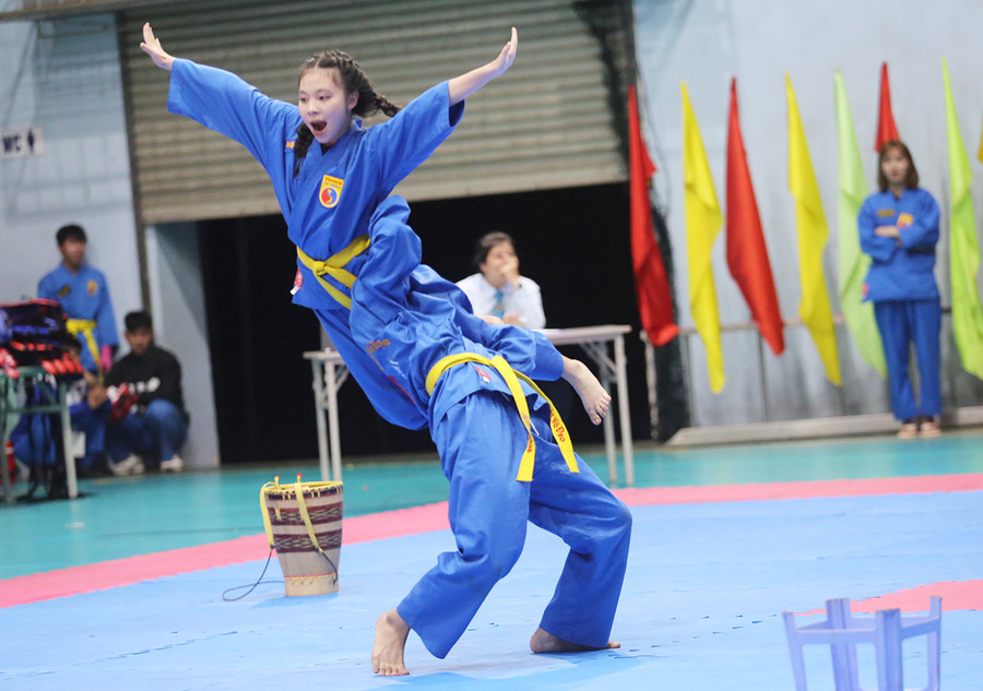 Những pha bay người quật ngã đối phương là một động tác khó được đánh giá cao ở môn Vovinam. 