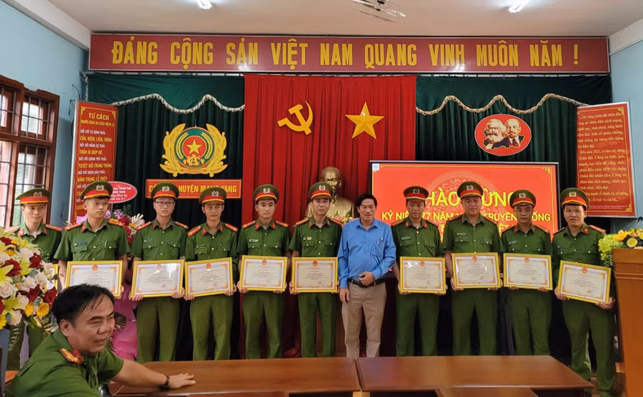  Ông Lê Trọng-Chủ tịch UBND huyện Mang Yang đã tặng giấy khen cho 1 tập thể và 10 cán bộ, chiến sĩ của Công an huyện Mang Yang. Ảnh: Văn Tuấn