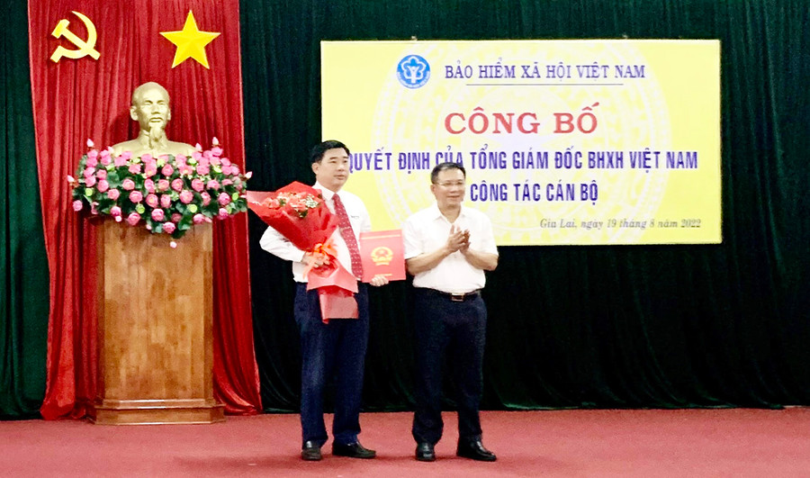 Phó Tổng Giám đốc BHXH Việt Nam Lê Hùng Sơn (bên phải) trao quyết định bổ nhiệm của Tổng Giám đốc cho ông Trần Ngọc Tuấn. Ảnh: Như Nguyện Phó Tổng giám đốc BHXH Việt Nam Lê Hồng Sơn (bên phải) trao quyết định bổ nhiệm của Tổng Giám đốc cho đồng chí Trần Ngọc Tuấn. Ảnh: Như Nguyện
