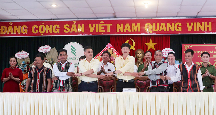 Tại ngày hội, các già làng, người có uy tín trên địa bàn huyện Chư Păh và cán bộ, công nhân Công ty TNHH một thành viên Cao su Chư Păh đã ký kết quy ước thực hiện phong trào Toàn dân bảo vệ an ninh Tổ quốc. Ảnh: Quang Tấn  Tại ngày hội, các già làng, người có uy tín trên địa bàn huyện Chư Păh và cán bô, công nhân Công ty TNHH một thành viên Cao su Chư Păh đã ký kết quy ước thực hiện phong trào Toàn dân bảo vệ an ninh. Ảnh: Quang Tấn