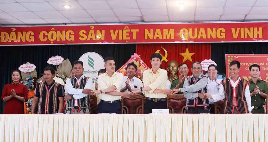  Tại ngày hội, các già làng, người có uy tín trên địa bàn huyện Chư Păh và cán bô, công nhân Công ty TNHH một thành viên Cao su Chư Păh đã ký kết quy ước thực hiện phong trào Toàn dân bảo vệ an ninh. Ảnh: Quang Tấn