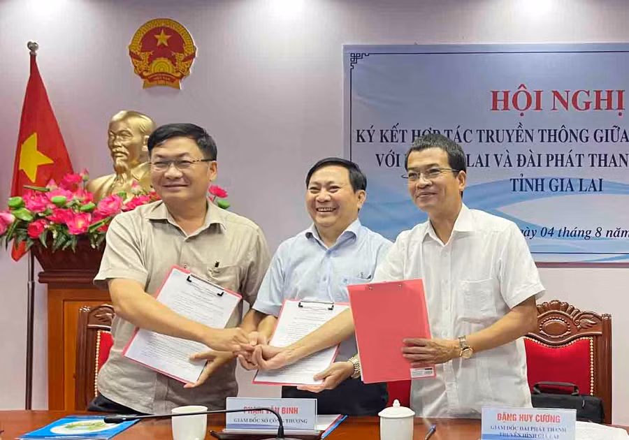  Các bên thực hiện ký kết hợp tác truyền thông. Ảnh: Vũ Thảo