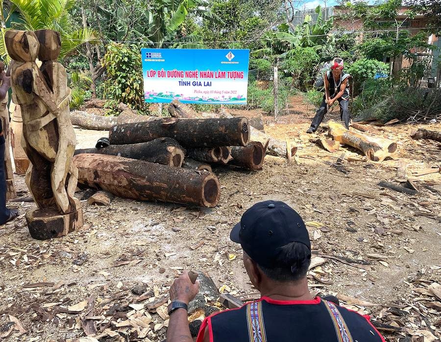 Tượng người giao hoan (bìa trái), một tác phẩm của nghệ nhân lớp tập huấn tạc tượng tổ chức vào tháng 5-2022 tại TP. Pleiku. Ảnh: Phương Duyên