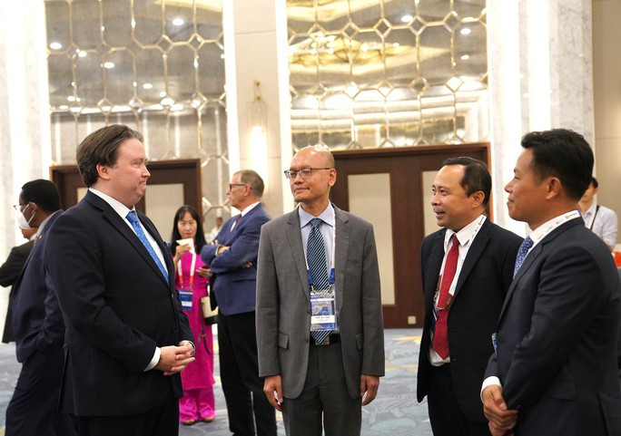  Đại sứ Mỹ Marc Knapper trao đổi với các đại biểu