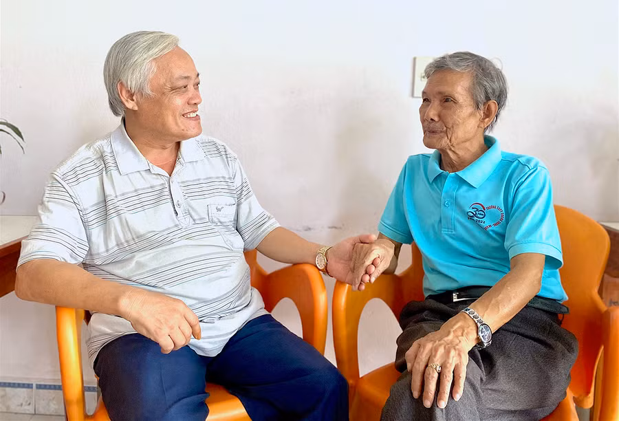  Hai thầy trò Nguyễn Chảng (bìa phải) và Bùi Tấn Dư nhắc nhớ về những câu chuyện dạy học tại Trường cấp III An Khê sau giải phóng. Ảnh: Hồng Thi