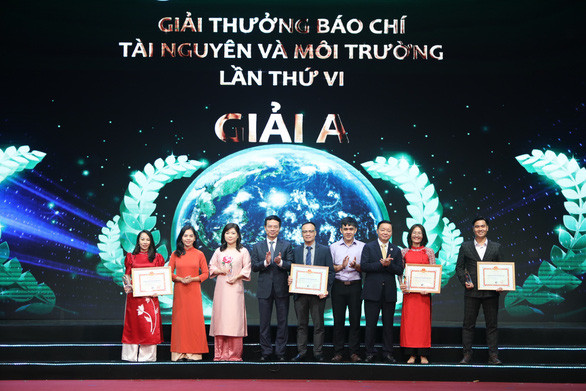 Các tác giả, nhóm tác giả đạt giải A được vinh danh tại lễ trao giải. Ảnh nguồn TTO Các tác giả, nhóm tác giả đạt giải A được vinh danh tại lễ trao giải. Ảnh TTO