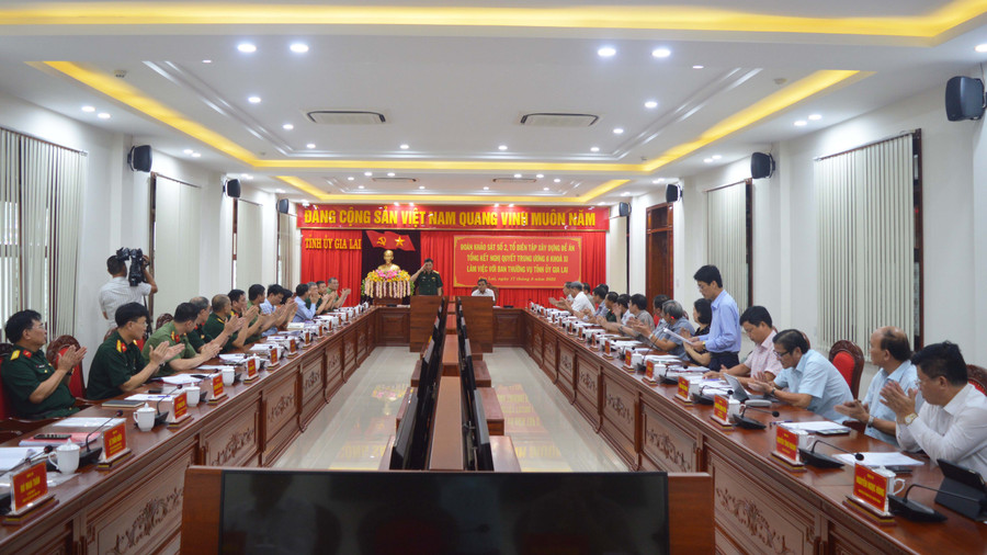 Đoàn Khảo sát số 2-Tổ Biên tập xây dựng Đề án tổng kết Nghị quyết Trung ương 8 khóa XI làm việc với Ban Thường vụ Tỉnh ủy. Ảnh: Anh Huy