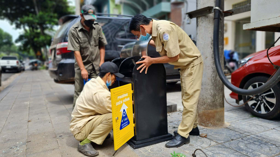 Phường Diên Hồng lắp đặt “Thùng rác văn minh” trên đường Lê Hồng Phong để nâng cao ý thức phân loại, thu gom rác thải cho người dân trên địa bàn. Ảnh: Nhật Hào